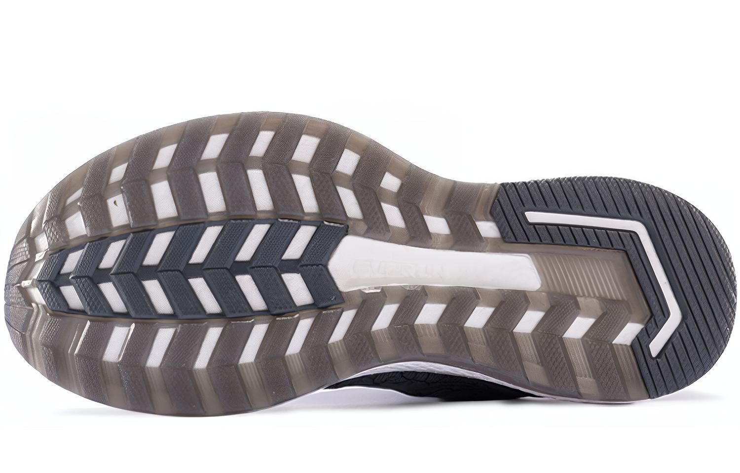 Shop Saucony Triumph Iso5 跑步鞋 裂痕灰