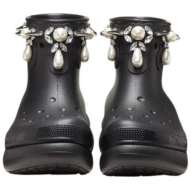 Sizing 시몬 로샤 x 크록스 클래식 크러시 부츠 ''블랙'' 210143-001
