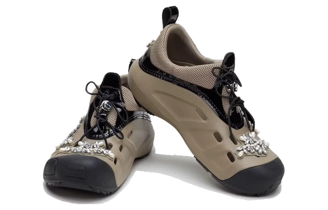 Purchase Simone Rocha x Crocs Quick Trail Low ''Khaki'' Schuhe 209635-260