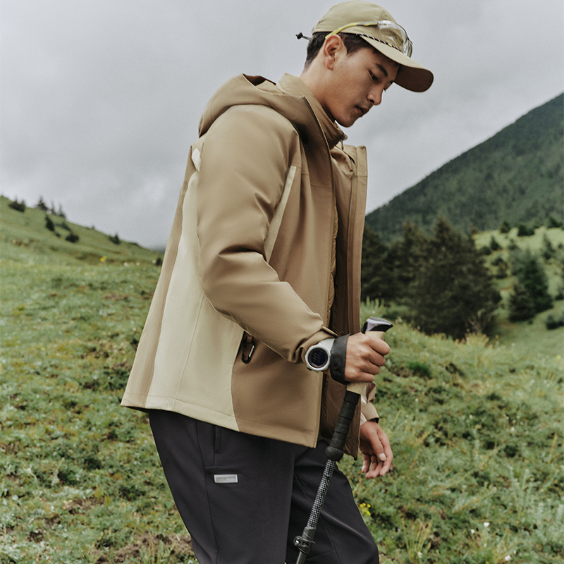 Sizing Chaqueta Rompevientos Impermeable Marrón Skechers para Senderismo y Actividades Outdoor. L424M144-05GB