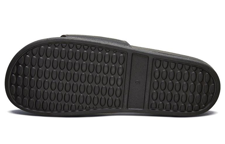 Shop Skechers Gambix 運動休閒拖鞋 黑