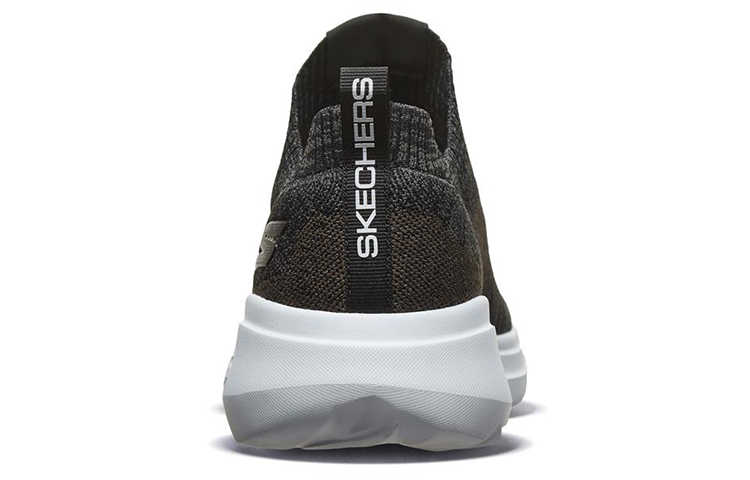 Shop Skechers Go Run Fast 低筒跑步鞋 黑白