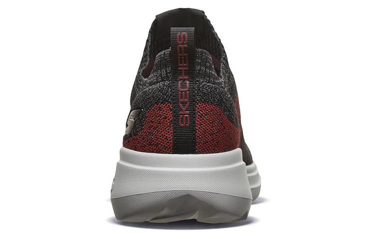 Shop Skechers Go Run Fast 低筒跑步鞋 灰酒紅