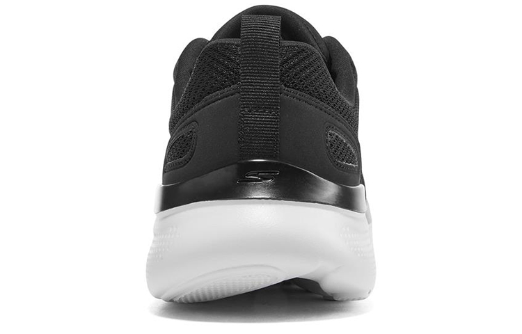 Shop Skechers Go Run Motion 低筒跑步鞋 黑