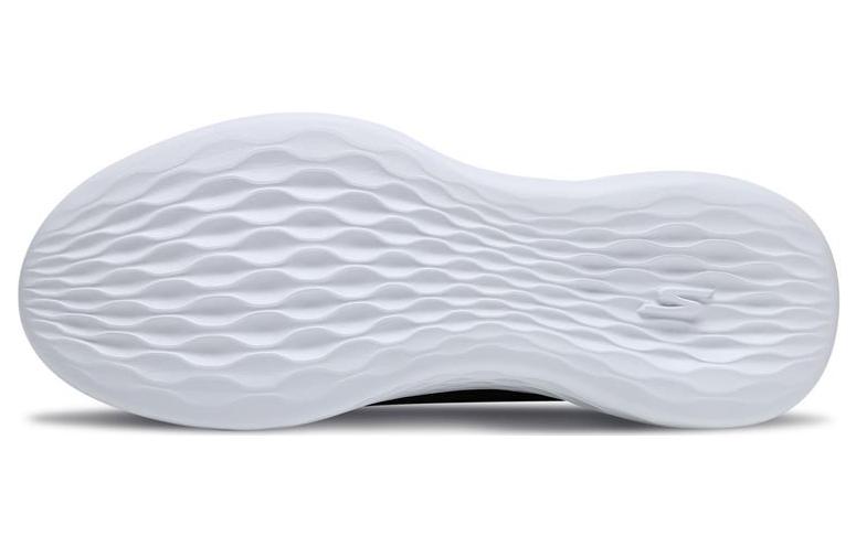 Shop Skechers Go Strike 減震耐磨 低幫 運動休閒鞋 黑白色