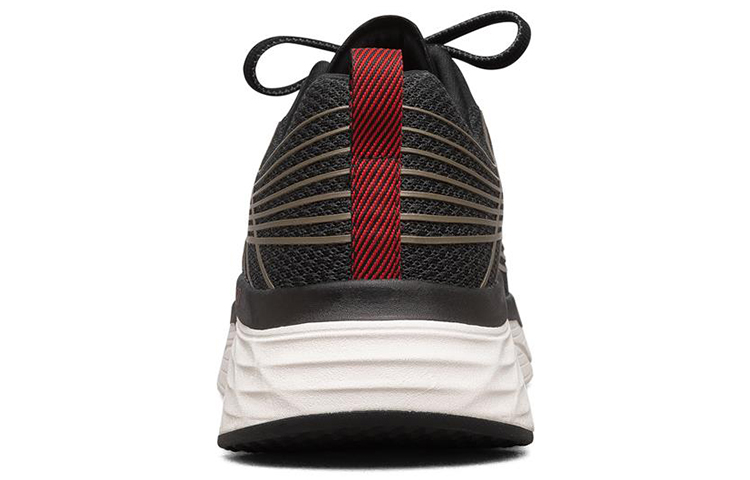 Shop Skechers Max Cushioning Elite 低筒跑步鞋 黑金