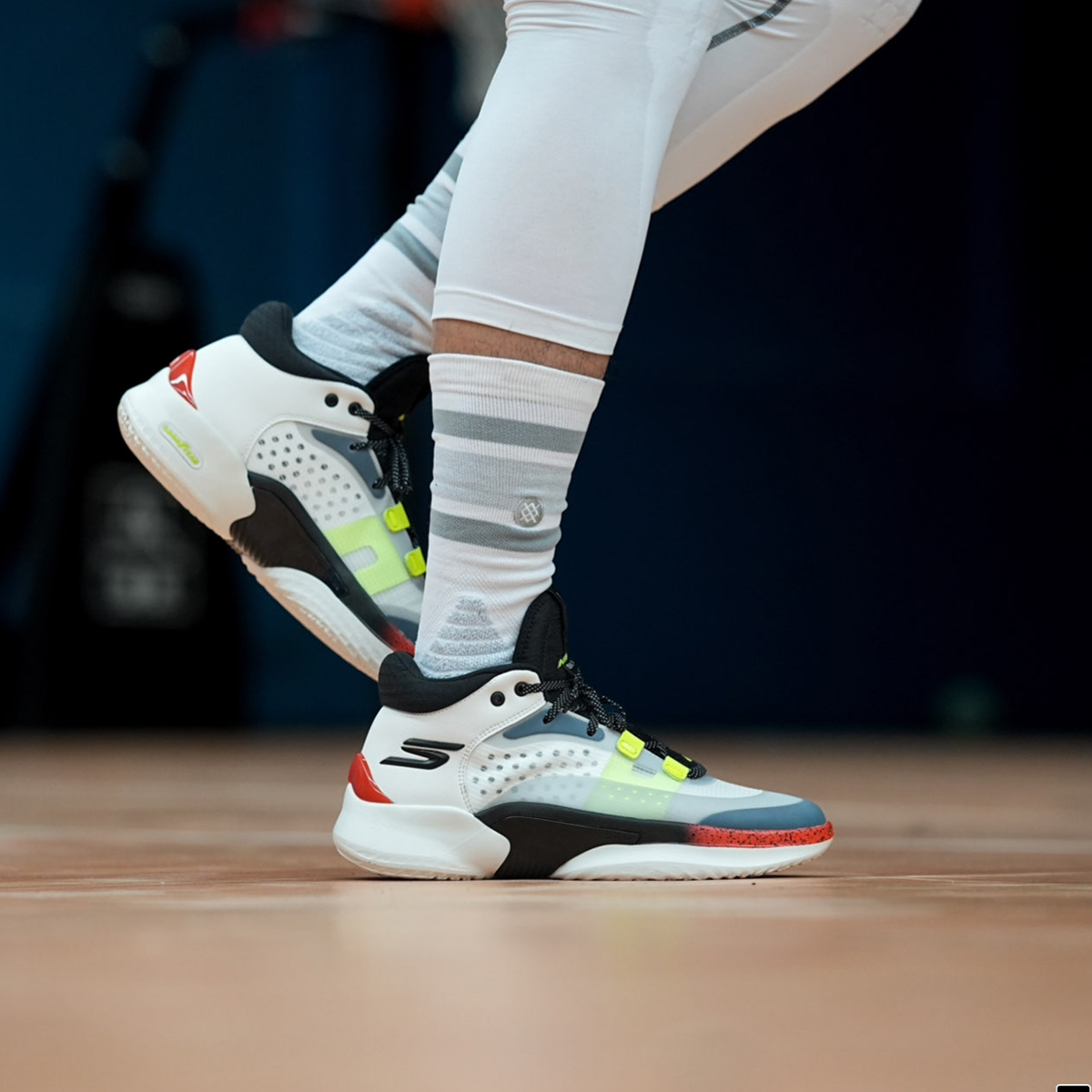 Sizing Skechers SKX Resagrip Putih Hitam Oren 253005-WBO