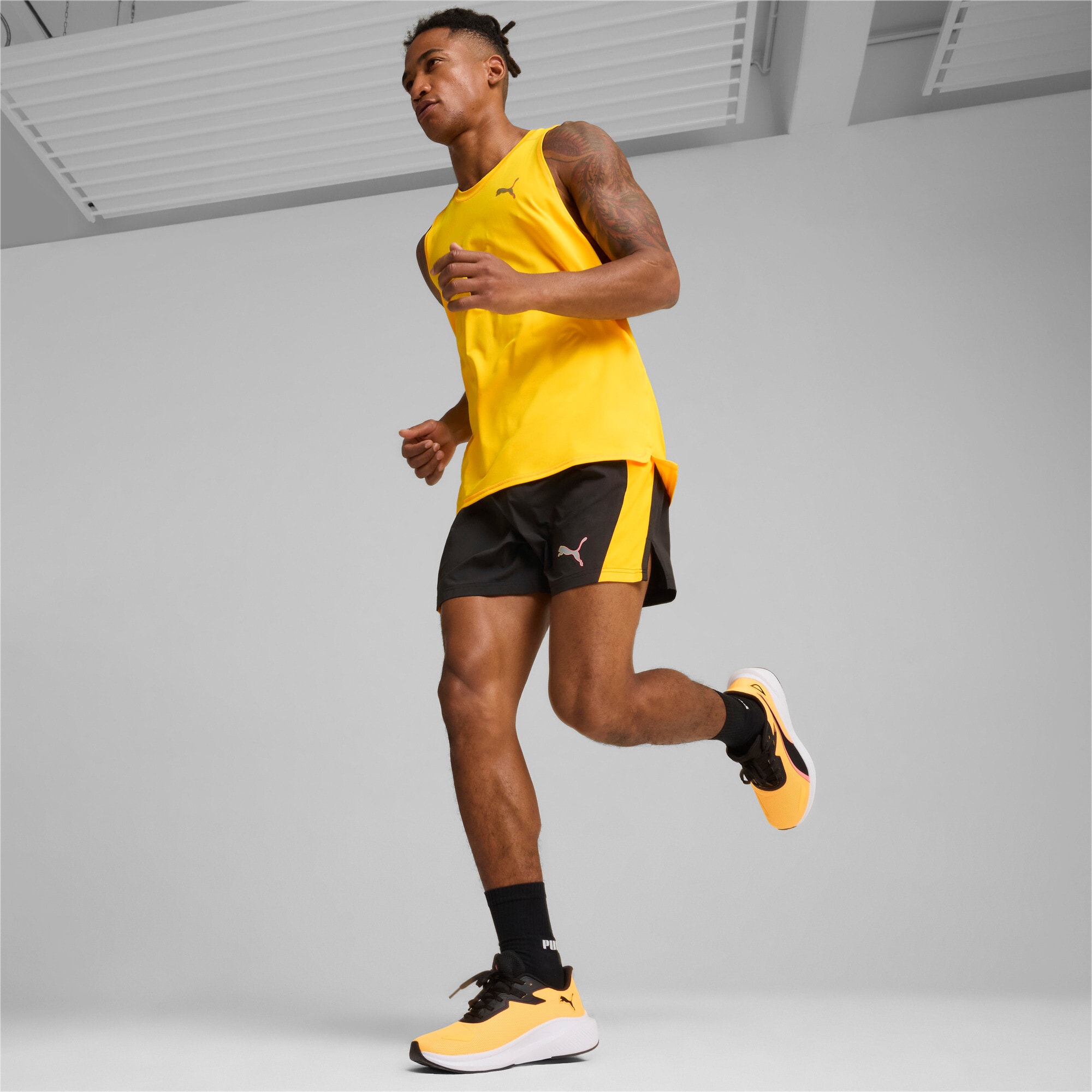 Lookbook 스카이로켓 라이트 러닝화 379437-25