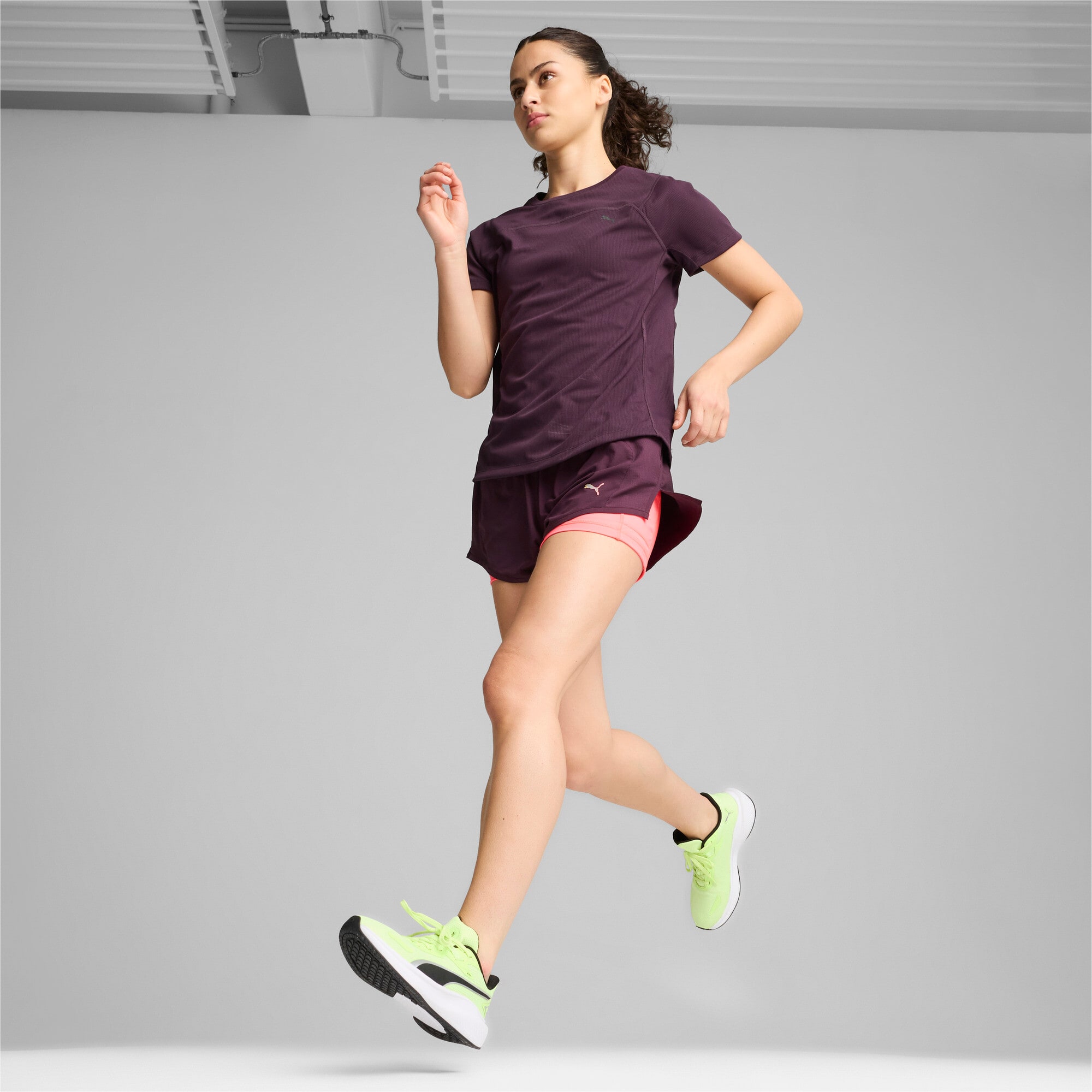 Lookbook 스카이로켓 경량 러닝화 379437-29