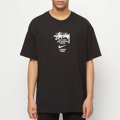 Stüssy Stussy x Nike Collaboration Chest Logo T-Shirt Unisex Black. DD3343-010 Shop Stüssy Stussy x Nike Collaboration Chest Logo T-Shirt Unisex Black. DD3343-010