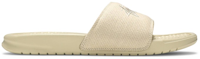 Stüssy x Nike Benassi Slide 'Fossil Stone' DH1584-200 Stüssy x Nike Benassi Slide 'Fossil Stone' DH1584-200