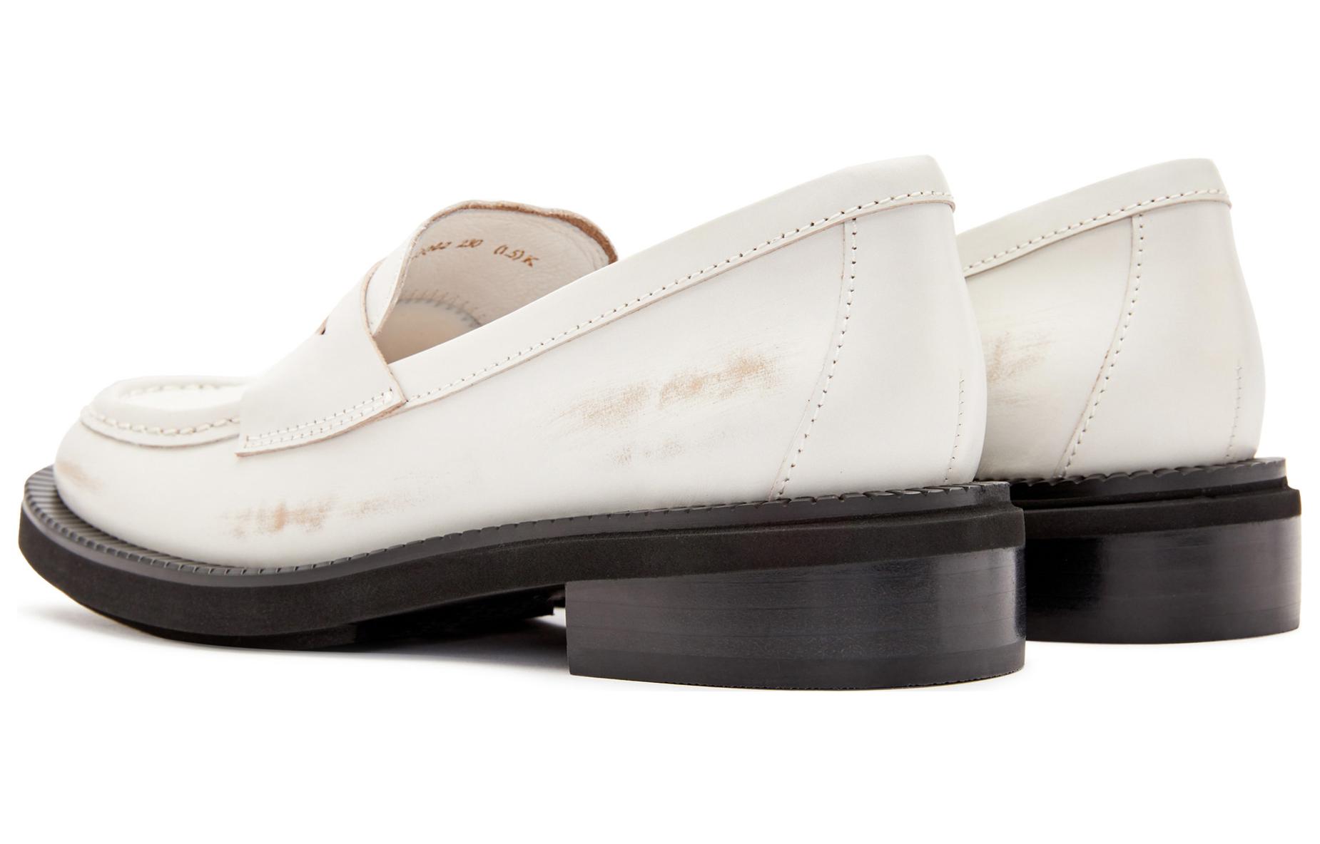 Shop Staccato 英伦风皮革乐福鞋 EOQ02CA3