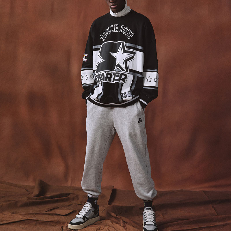 Shop STARTER Retro Hitam Pullover Sweatshirt dengan Cetak Logo Bintang. STH4C1202