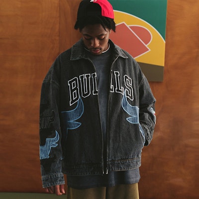 STARTER x NBA Chicago Bulls Jaket Denim Bordir Abu-Abu Unisex. STH3C5997M Sizing STARTER x NBA Chicago Bulls Jaket Denim Bordir Abu-Abu Unisex. STH3C5997M