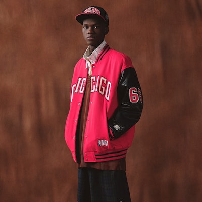 STARTER x NBA Chicago Bulls Jaket Letterman Merah Unisex Bulls Red. STH4C2893M-RE18 Shop STARTER x NBA Chicago Bulls Jaket Letterman Merah Unisex Bulls Red. STH4C2893M-RE18