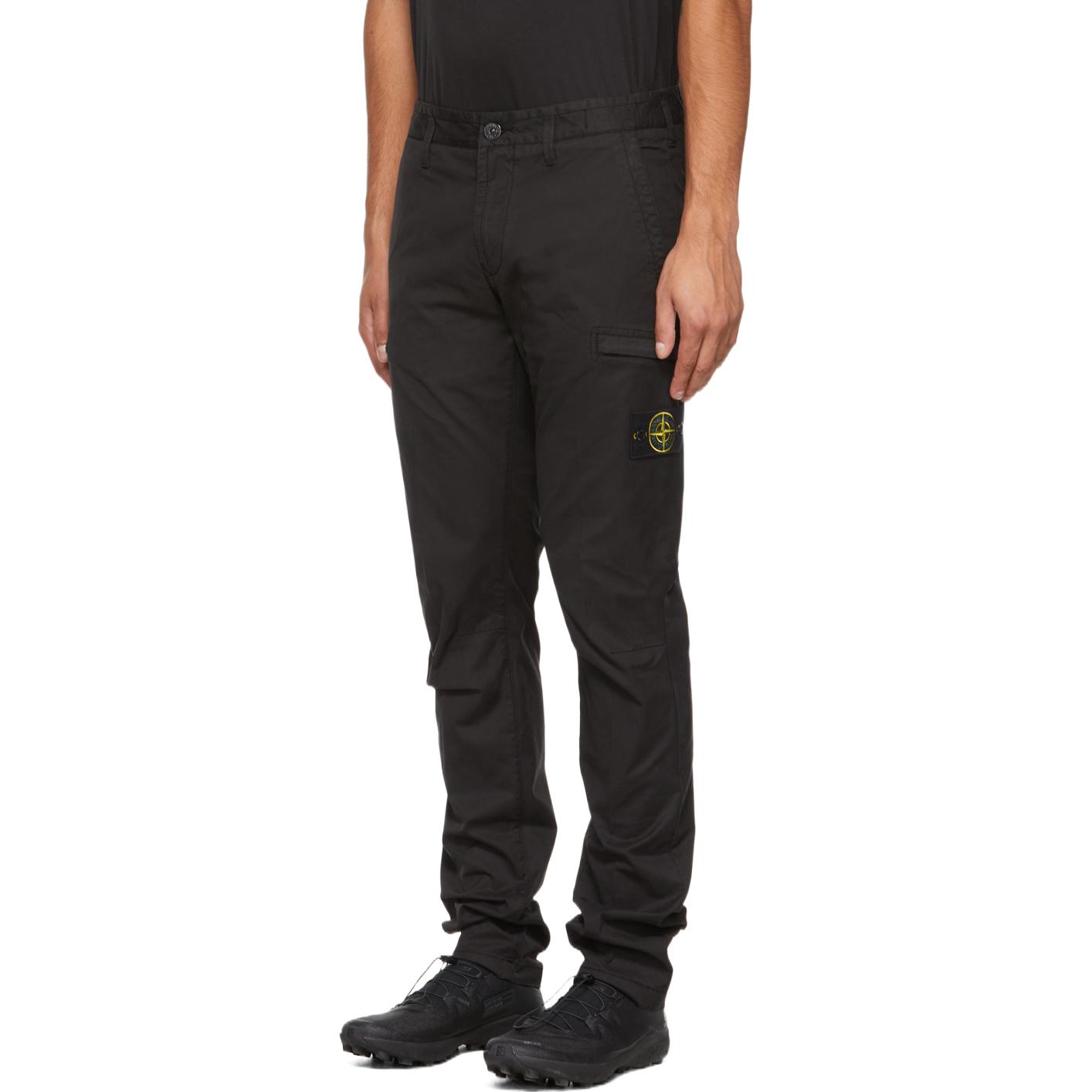 Shop STONE ISLAND Seluar Cargo Hitam Kasual Straight-Fit dengan Patch Logo Mikro 751532110-V0029