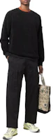 Lookbook STONE ISLAND 黑色圓領衛衣 搭配標誌織章。 751560234-V0029