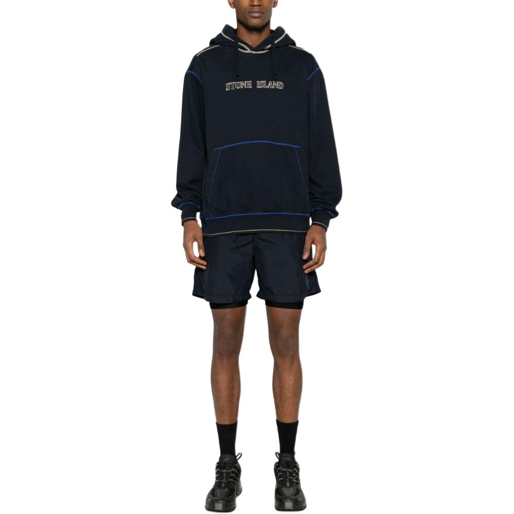 Lookbook STONE ISLAND 黑色雙層短褲搭配經典標誌貼章. 7915B0146-V0020