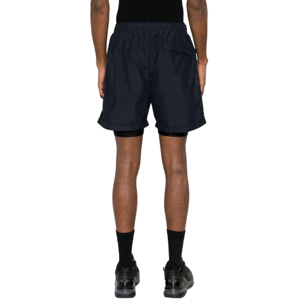 Shop STONE ISLAND 黑色雙層短褲搭配經典標誌貼章. 7915B0146-V0020