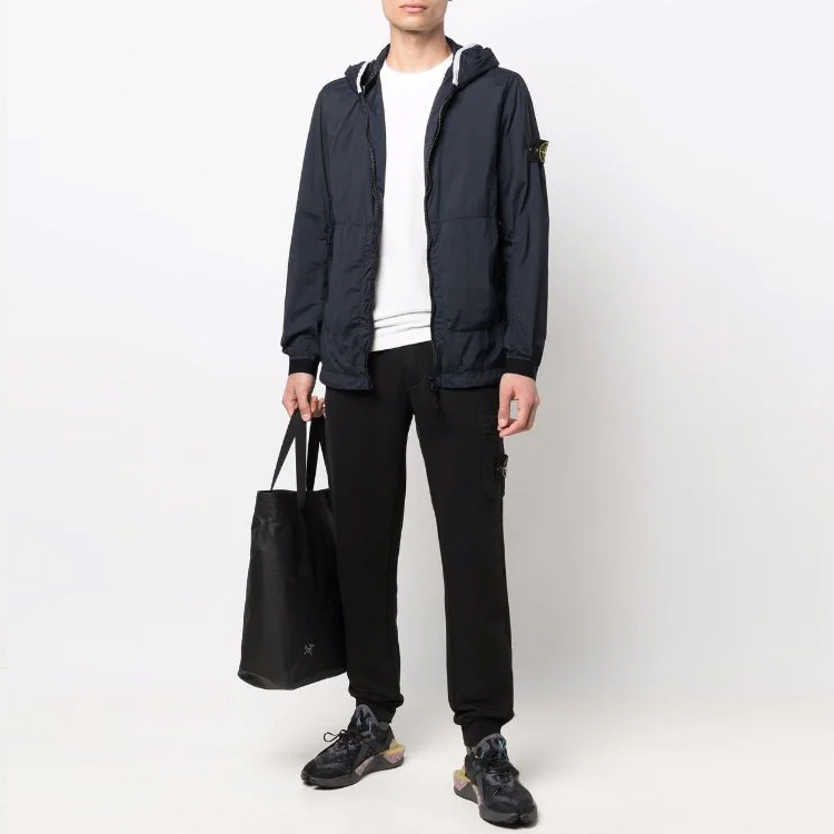 Lookbook 스톤아일랜드 블랙 조거 팬츠 심플 패치 디자인. 761564551-V0029