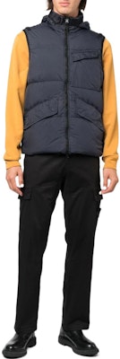 Stone Island 黑色多口袋拉链马甲,秋季款式 7715G0123-V0029 Lookbook Stone Island 黑色多口袋拉链马甲,秋季款式 7715G0123-V0029