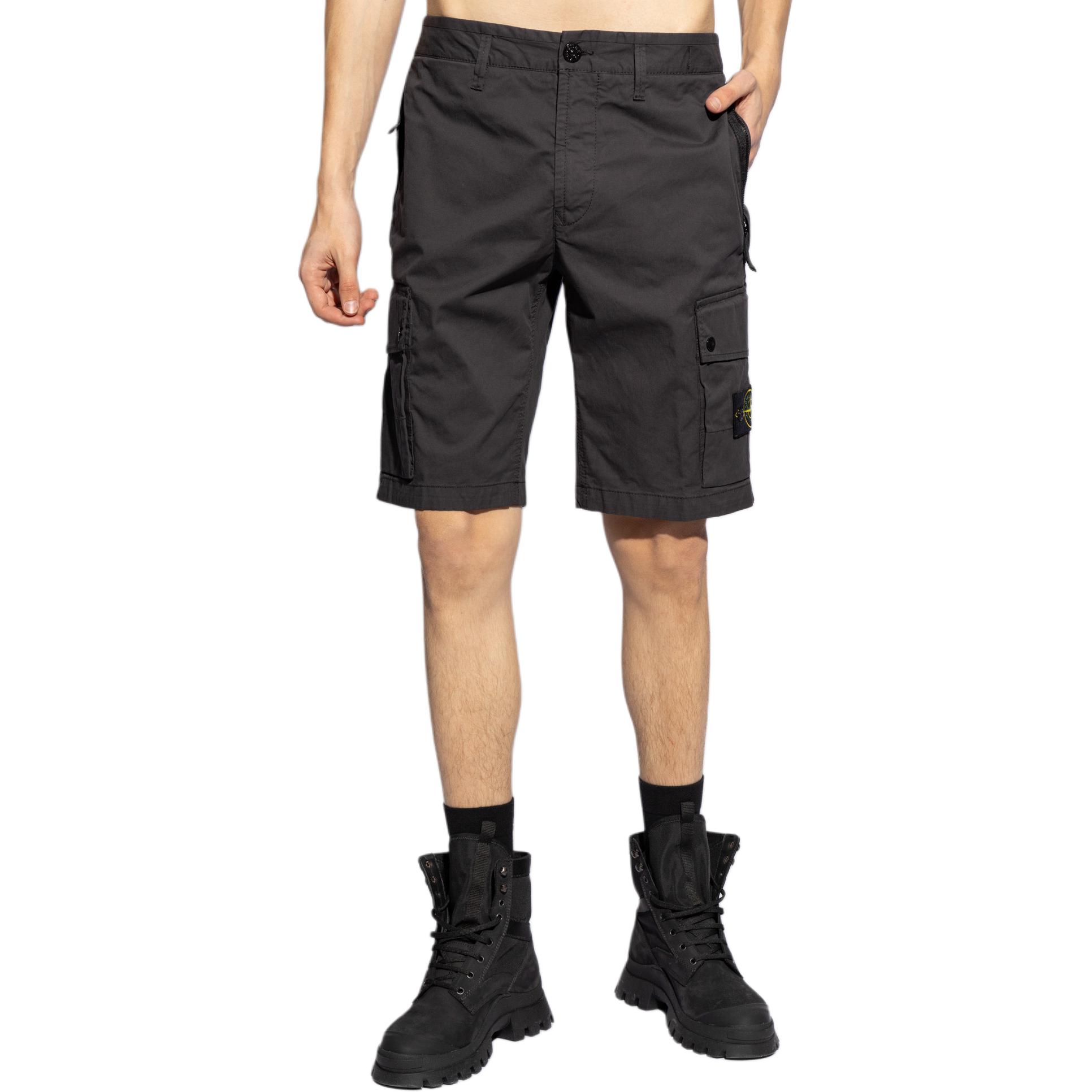 Shop Stone Island 黑色拉鍊中腰休閒短褲 8015L1110-V0065