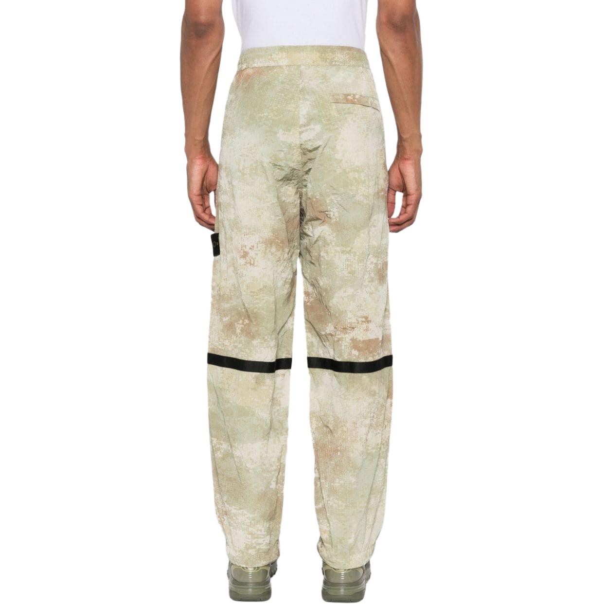 Shop STONE ISLAND 迷彩拼接寬鬆長褲 米白色 8015662E1-V0091