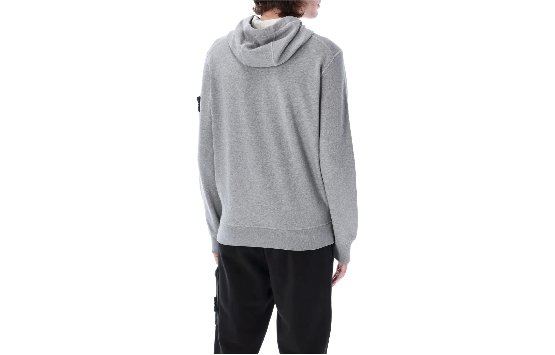 Lookbook STONE ISLAND Sudadera Gris con Logo Patch Diseño de Manga Larga. 801564151-A0M64