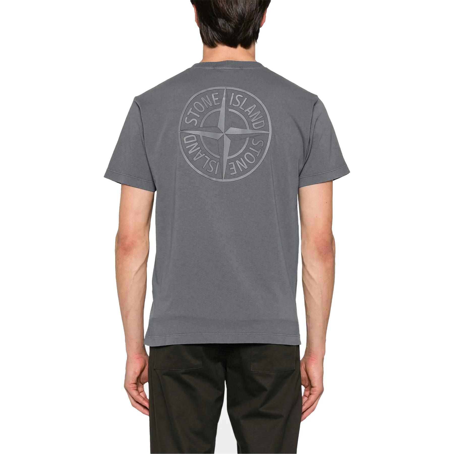 Lookbook 스톤아일랜드 그레이 로고 프린트 크루넥 티셔츠. POIZON240715978