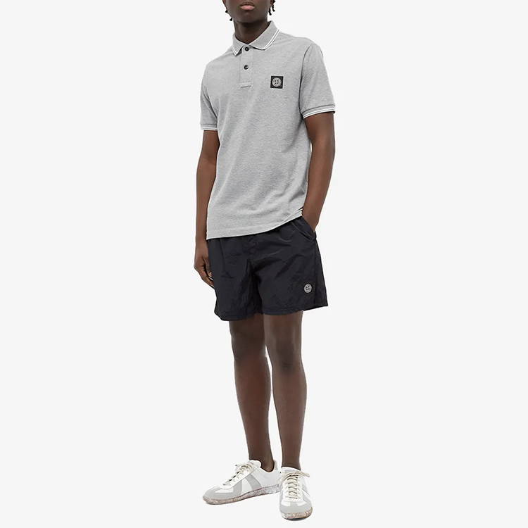 Lookbook Stone Island 深藍色尼龍標誌休閒短褲. 7415B0943-V0020