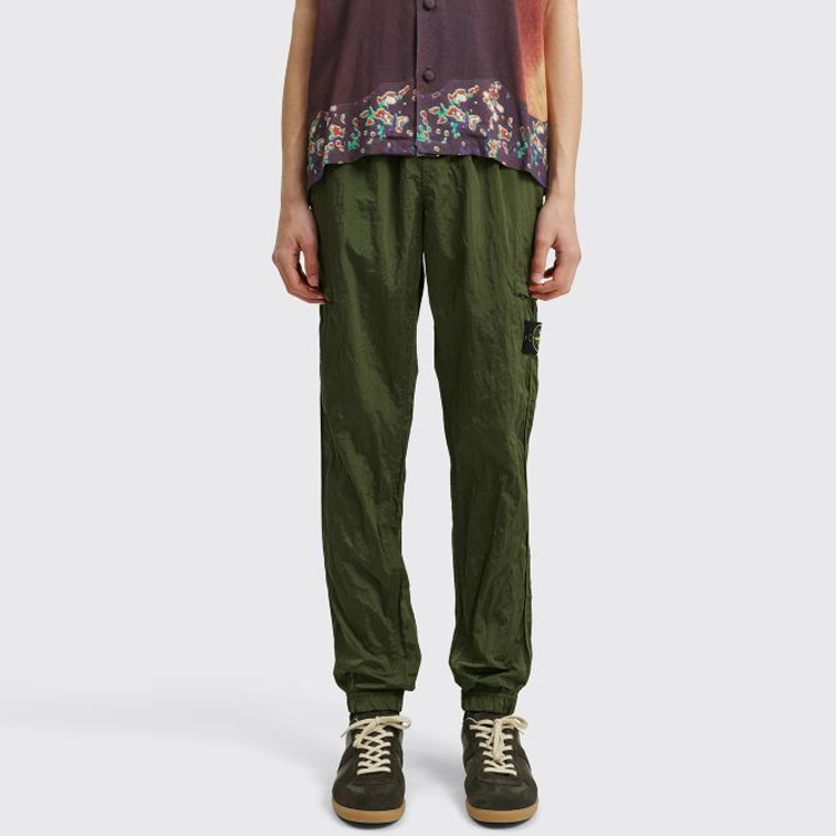 Shop ストーンアイランド オリーブメタリックロゴジョガーニットスウェットパンツ - 秋コレクション 761531021-v0058