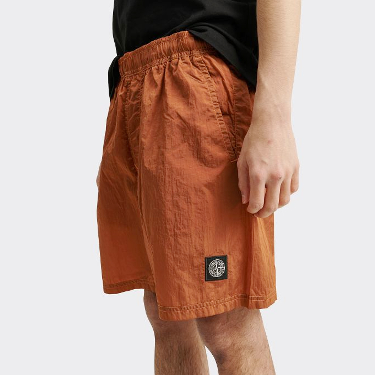 Shop Stone Island Seluar Pendek Santai Nylon Cetak Logam Jingga. 7615b0943-v0032