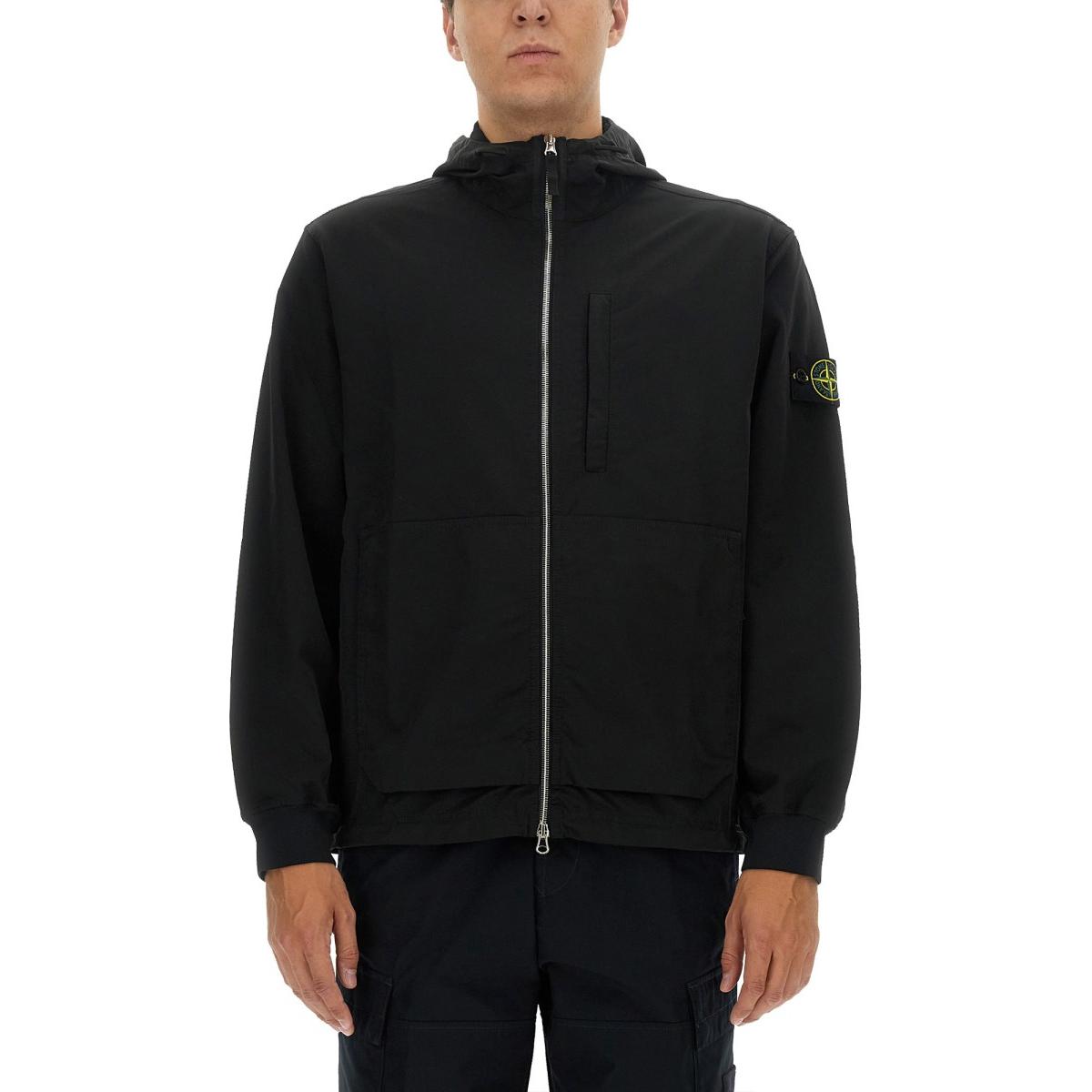 Shop Chaqueta con capucha y cremallera Stone Island Badge Logo Negra para Hombre. 791566853-V0029