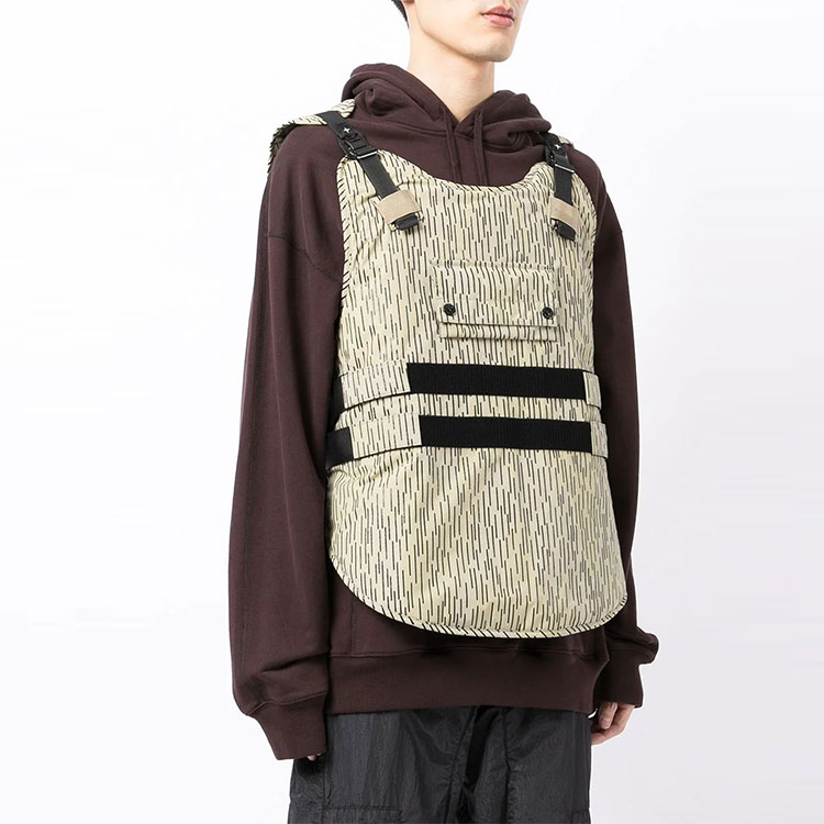 Shop STONE ISLAND 秋冬21抽象印花翻盖马甲 男装米白色 7515904E1-V0091