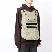 Shop STONE ISLAND FW21 抽象印花翻蓋背心 男裝 米白色. 7515904E1-V0091