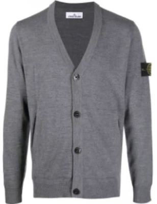 Stone Island FW22 灰色羊毛纽扣开衫毛衣带徽章. 7715511C4-V0060 Buy Stone Island FW22 灰色羊毛纽扣开衫毛衣带徽章. 7715511C4-V0060