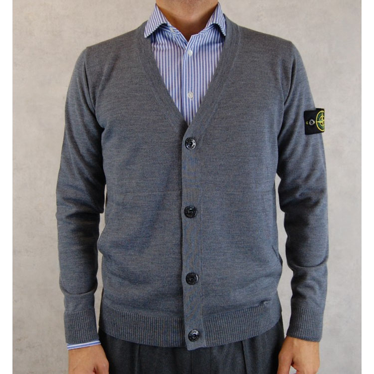 Shop Stone Island FW22 灰色羊毛纽扣开衫毛衣带徽章. 7715511C4-V0060