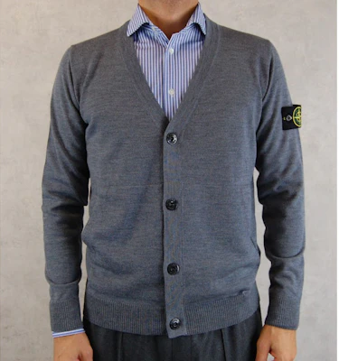 Stone Island FW22 灰色羊毛纽扣开衫毛衣带徽章. 7715511C4-V0060 Shop Stone Island FW22 灰色羊毛纽扣开衫毛衣带徽章. 7715511C4-V0060