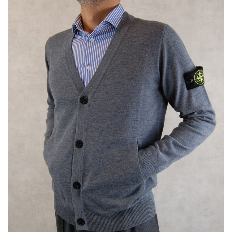 Purchase Stone Island FW22 灰色羊毛纽扣开衫毛衣带徽章. 7715511C4-V0060