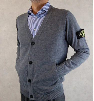 Stone Island FW22 灰色羊毛纽扣开衫毛衣带徽章. 7715511C4-V0060 Purchase Stone Island FW22 灰色羊毛纽扣开衫毛衣带徽章. 7715511C4-V0060