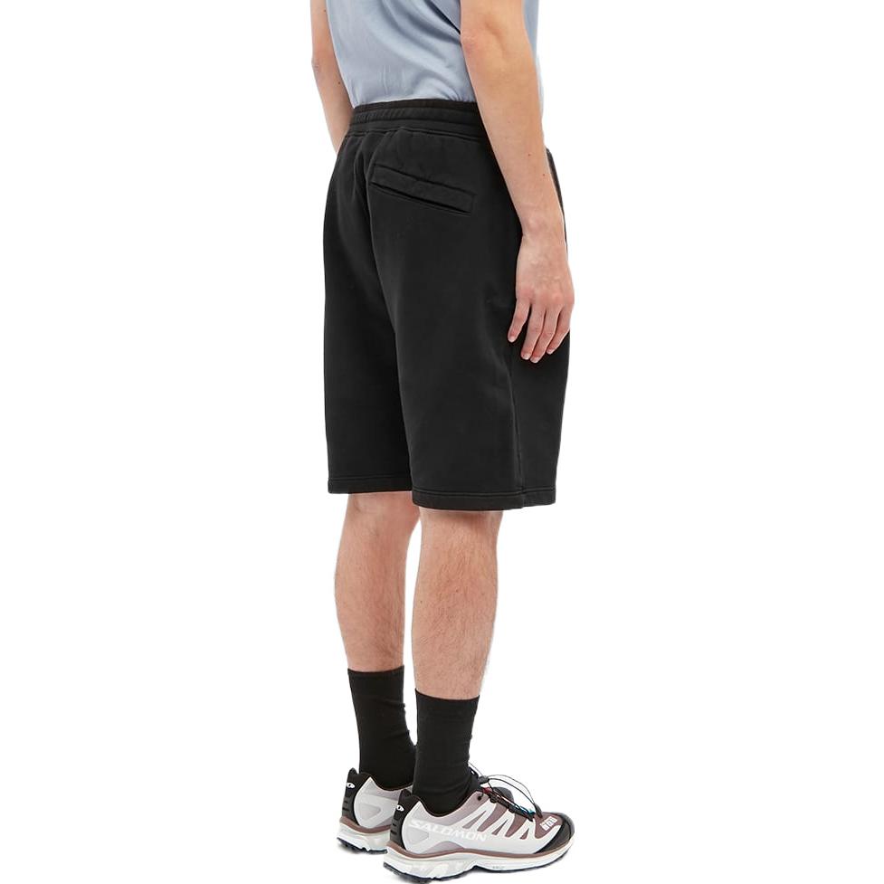 Lookbook STONE ISLAND FW22 黑色抽繩休閒短褲附標誌。 731564620-V0029