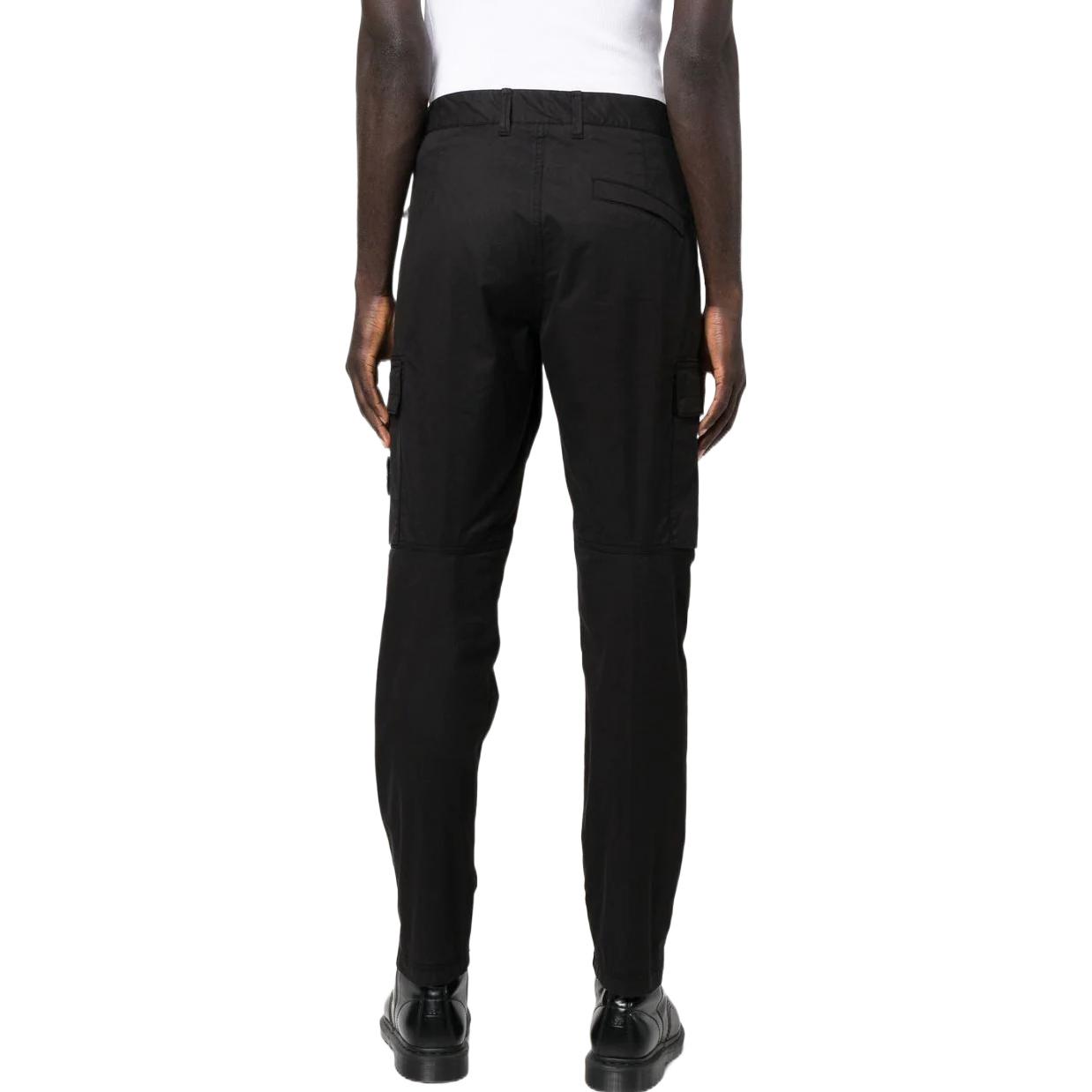 Shop STONE ISLAND FW22 黑色指南針標誌工裝褲 休閒服裝 771530410V0029