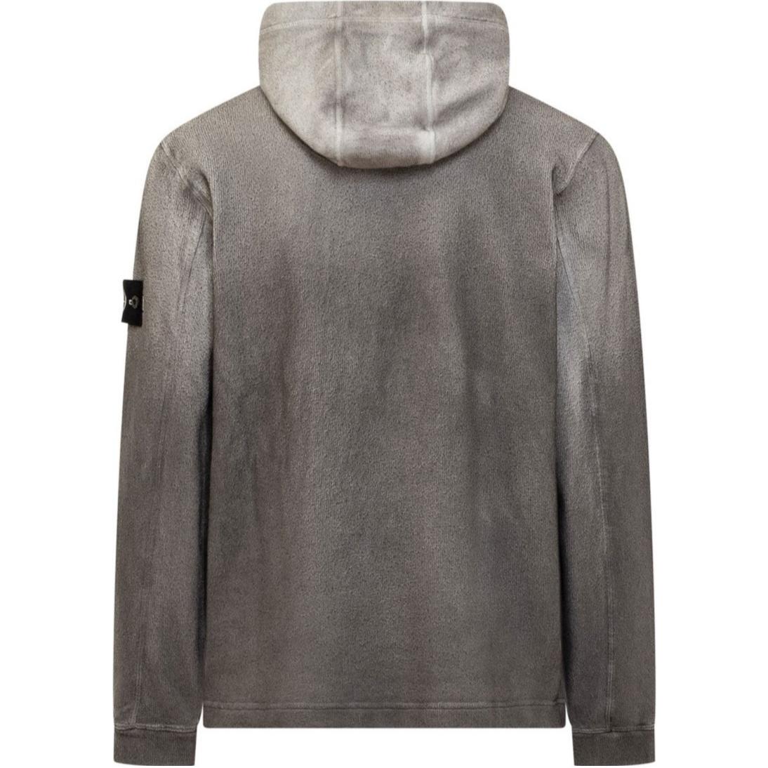 Lookbook STONE ISLAND FW24 漸層灰白標棉質連帽衫。 8115656T3-V0062