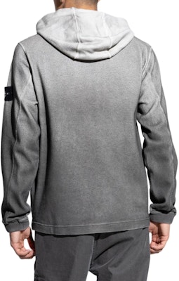 STONE ISLAND FW24 漸層灰白標棉質連帽衫。 8115656T3-V0062 Details for STONE ISLAND FW24 漸層灰白標棉質連帽衫。 8115656T3-V0062