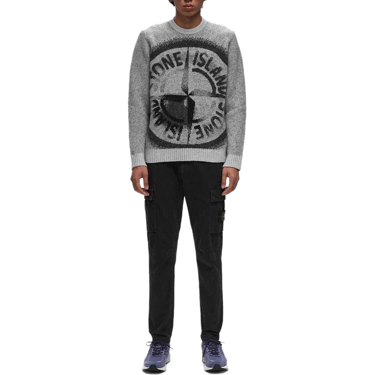 Shop STONE ISLAND FW24 男士灰色Logo图案圆领针织毛衣 8115522D1-V0060