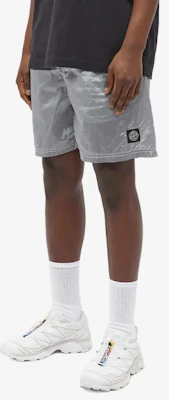 Stone Island 刺繡Logo彈性腰圍灰色休閒短褲. 7715B0943-V0044 Shop Stone Island 刺繡Logo彈性腰圍灰色休閒短褲. 7715B0943-V0044