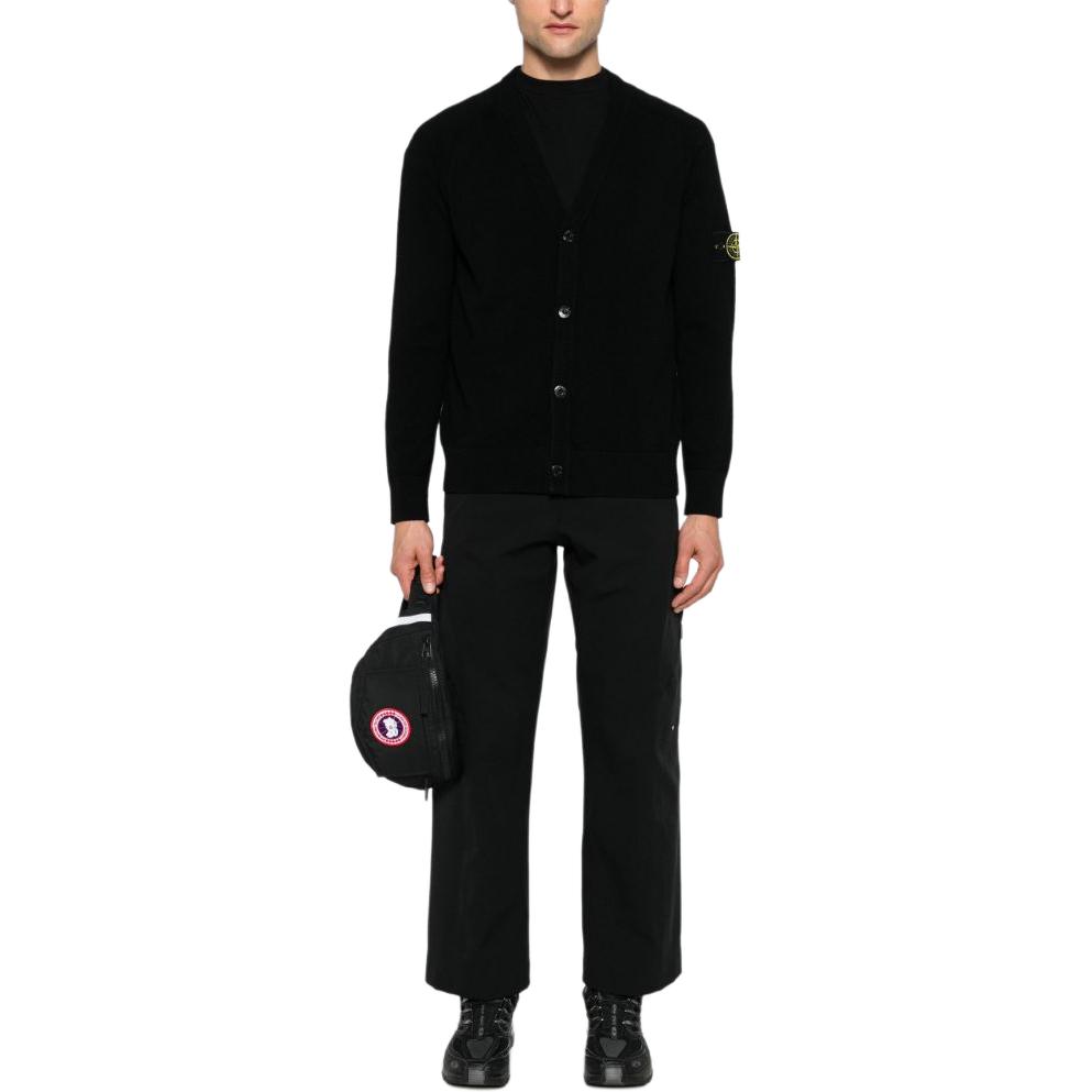 Shop ストーンアイランド ロゴ Vネック ボタンアップ ニットカーディガン ブラック 8115523B4-V0029