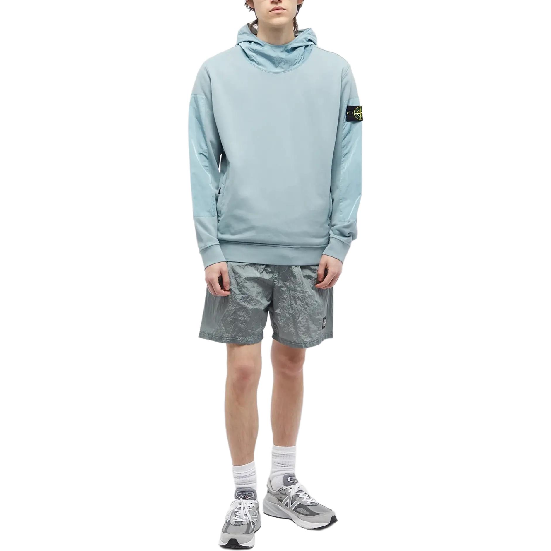 Shop Stone Island 金屬尼龍彈性直筒Logo短褲 銀灰色 男士休閒裝 1015B0943-V0041