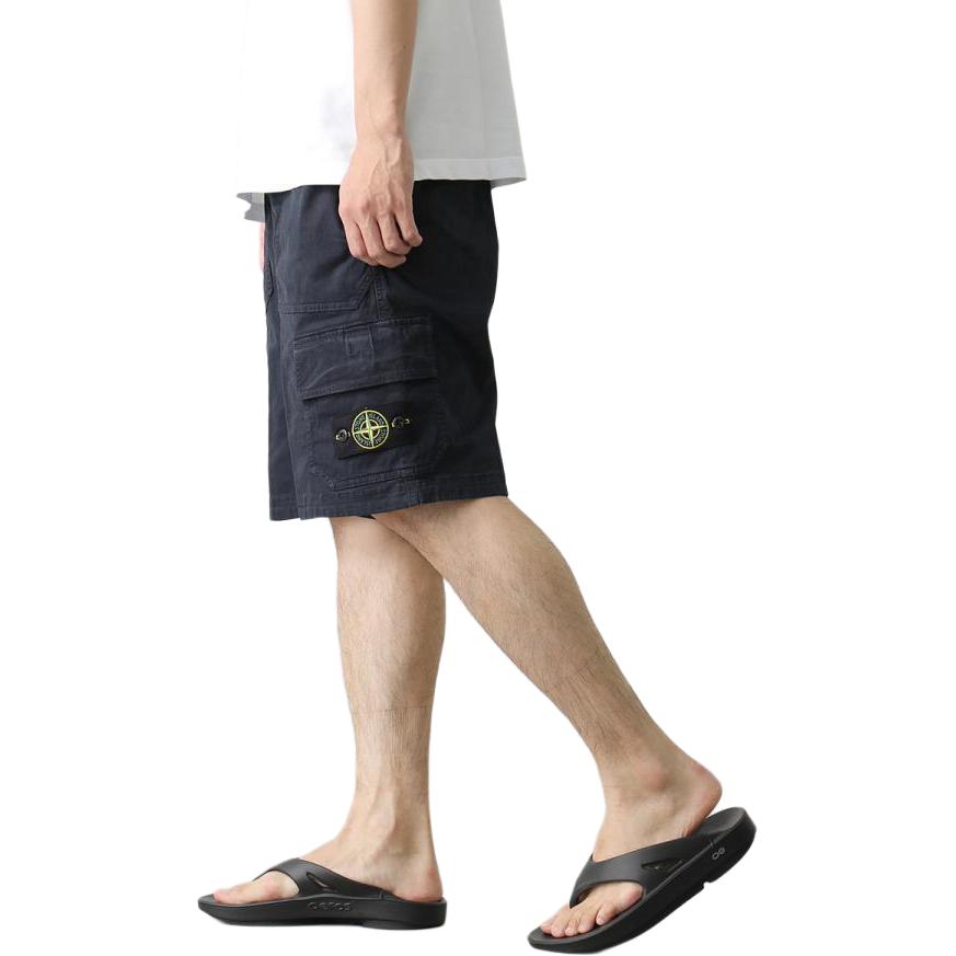 Shop STONE ISLAND 經典海軍藍標誌休閒短褲 寬鬆版型 7815L0904-V0120