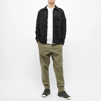 Stone Island 春夏經典徽章白色圓領衫男女款。 721563051-V0001 Lookbook Stone Island 春夏經典徽章白色圓領衫男女款。 721563051-V0001